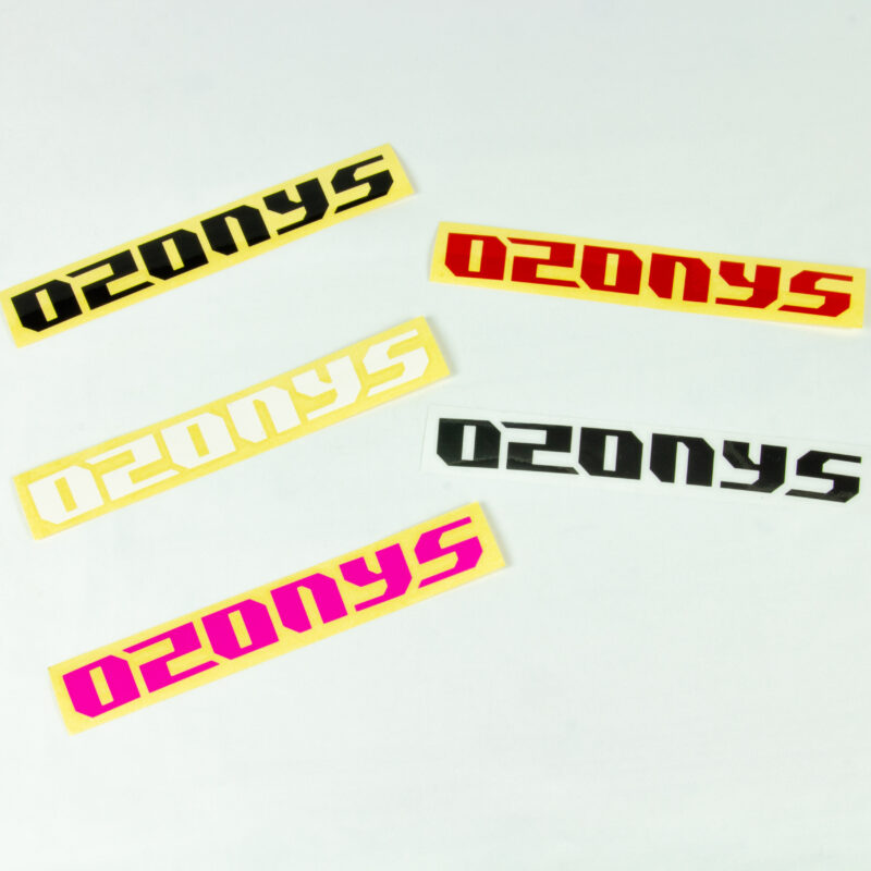Autocollants Ozonys couleurs variées sur fond blanc.