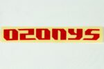 Autocollant avec texte rouge 'OZONYS'.