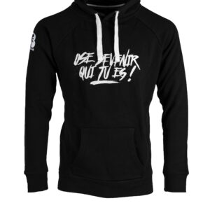 Pull à capuche noir avec slogan blanc.