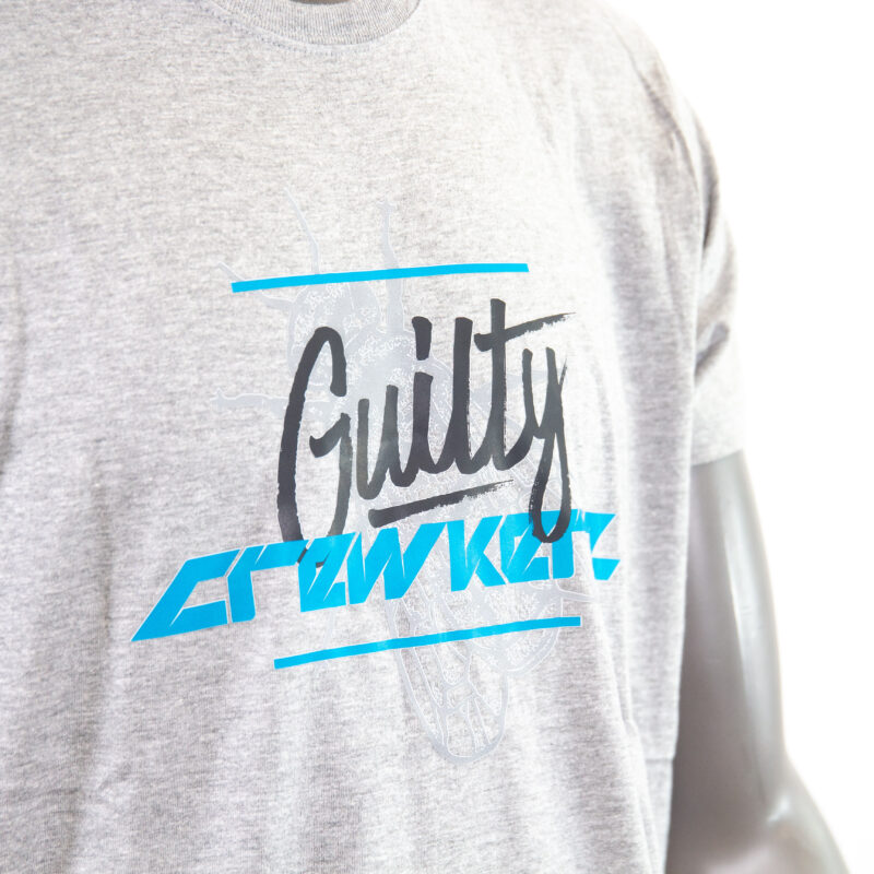 T-shirt gris avec inscription bleu Guilty Crowned.