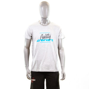 Mannequin portant un T-shirt gris "Guilty Crewkerz".