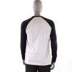 Mannequin avec t-shirt manches longues noir et gris.