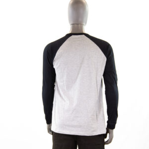Mannequin avec t-shirt manches longues noir et gris.