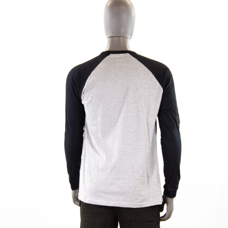 Mannequin avec t-shirt manches longues noir et gris.