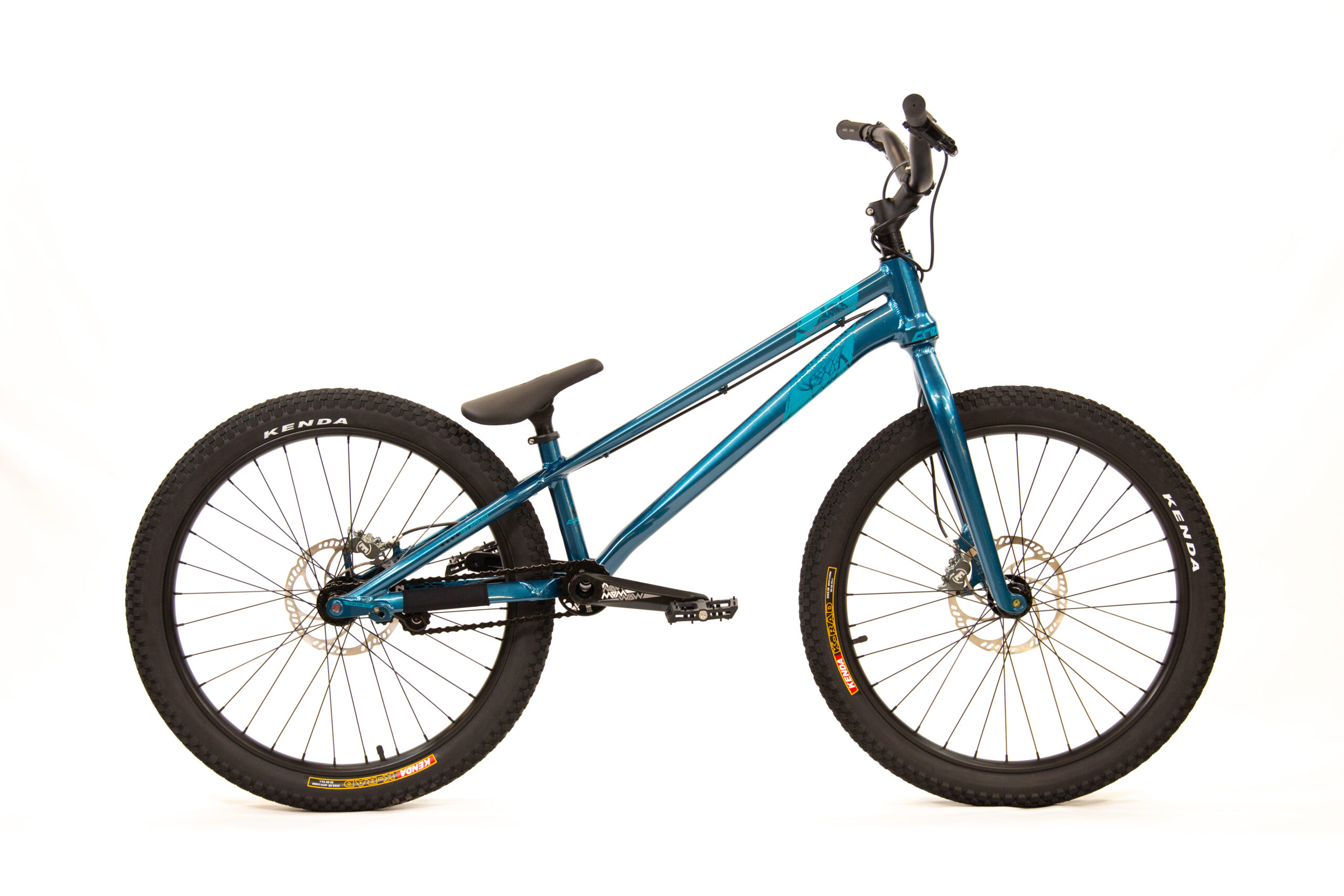 velo crewkerz guilty 24'' navy sans freins Vélo bleu avec pneus noirs et guidon.