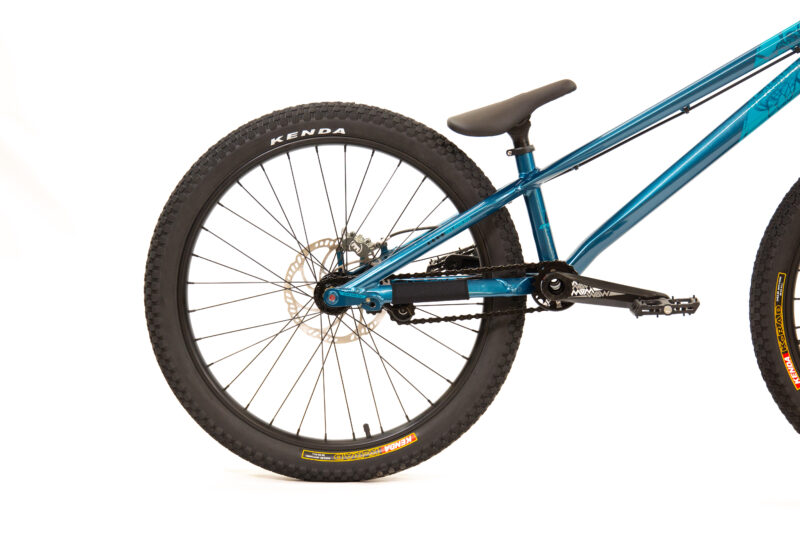 Vélo bleu avec roues et cadre visibles.