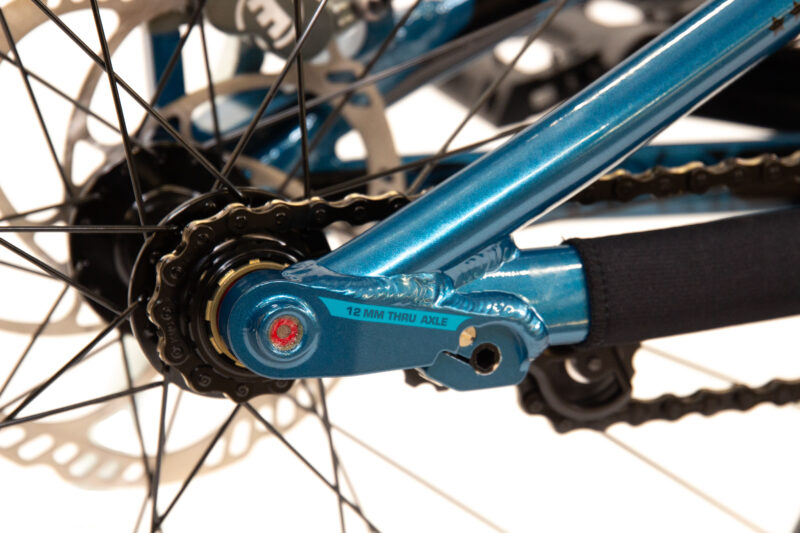 Axe traversant de vélo en gros plan.