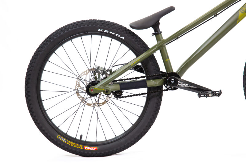 Vélo vert avec disque de frein arrière.