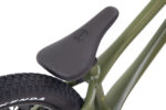 Selle de vélo noir sur cadre olive.