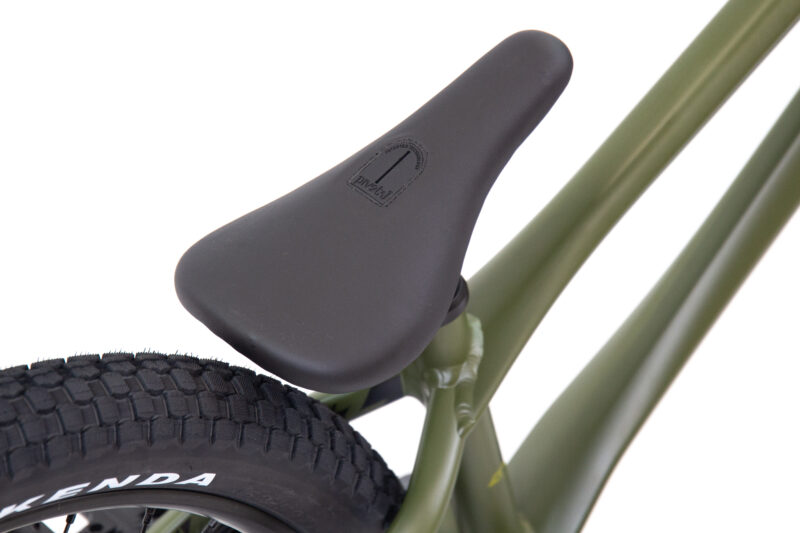 Selle de vélo noir sur cadre olive.