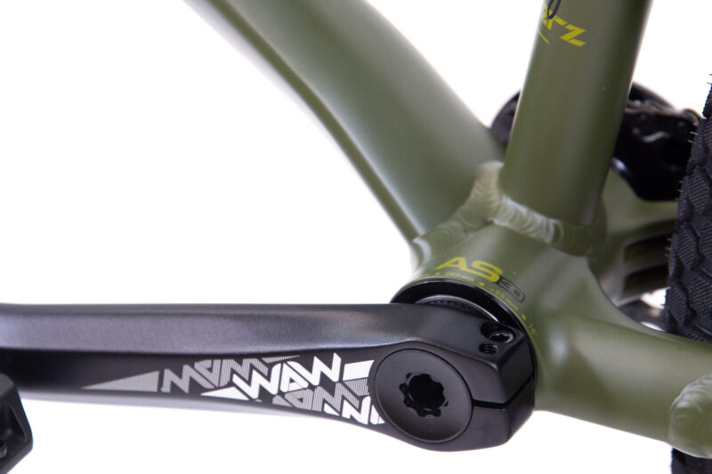 Gros plan sur le pédalier d'un vélo tout terrain.