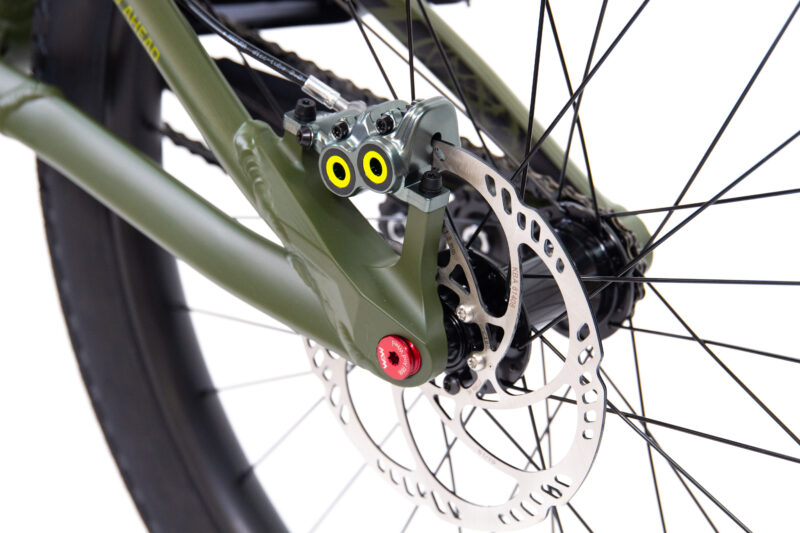 Étrier de frein et disque de vélo vert.