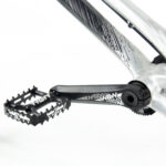 Pédalier de vélo en gros plan, design moderne.