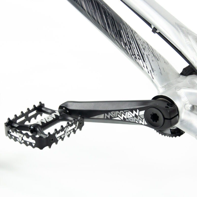 Pédalier de vélo en gros plan, design moderne.