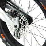 Détail frein à disque d'un vélo.