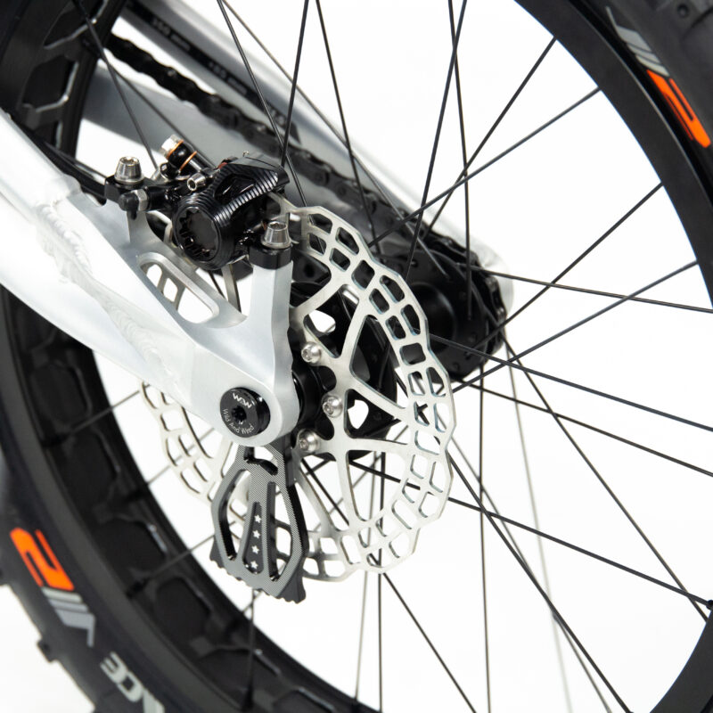 Détail frein à disque d'un vélo.