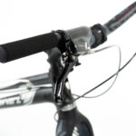 Guidon de vélo de course noir avec freins.