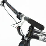 Guidon avec frein de vélo en gros plan.