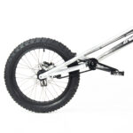 Roue arrière de vélo tout-terrain avec pédale.