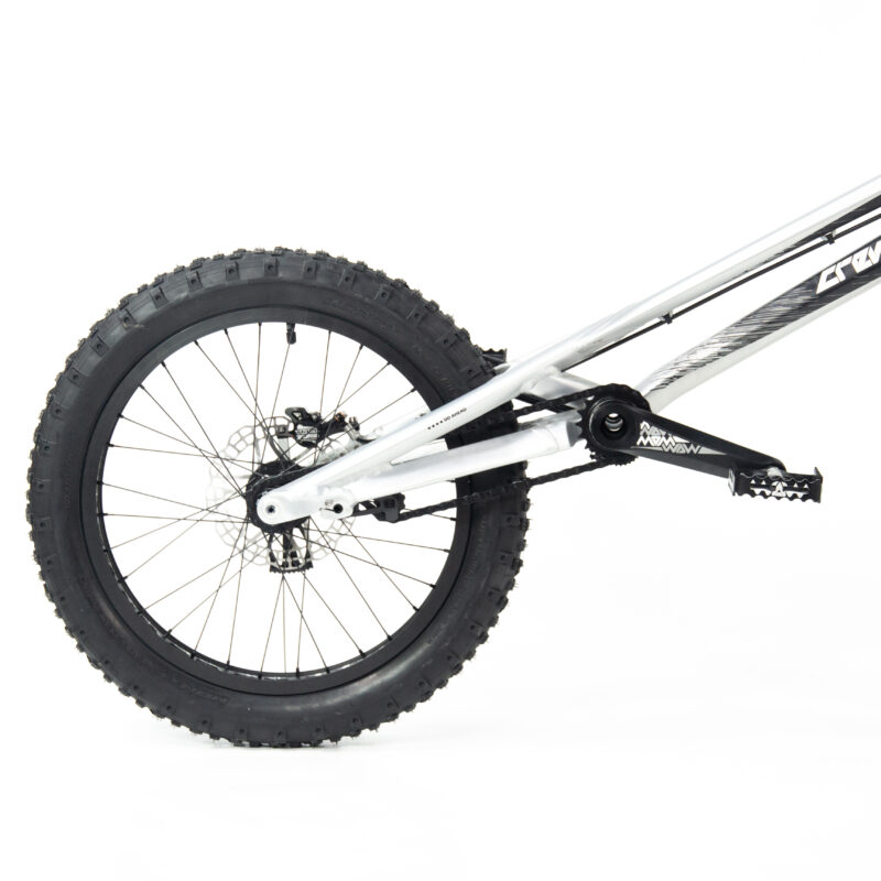 Roue arrière de vélo tout-terrain avec pédale.