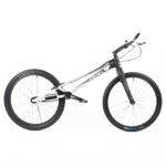 Vélo de trial noir et blanc sur fond blanc.