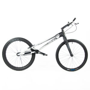 Vélo de trial noir et blanc sur fond blanc.