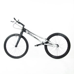 Vélo trial noir sur fond blanc.