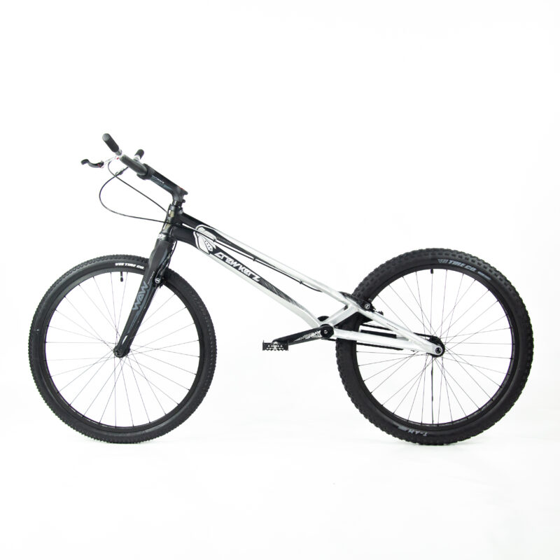 Vélo trial noir sur fond blanc.