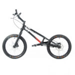 Vélo noir avec cadre robuste et pneus épais.