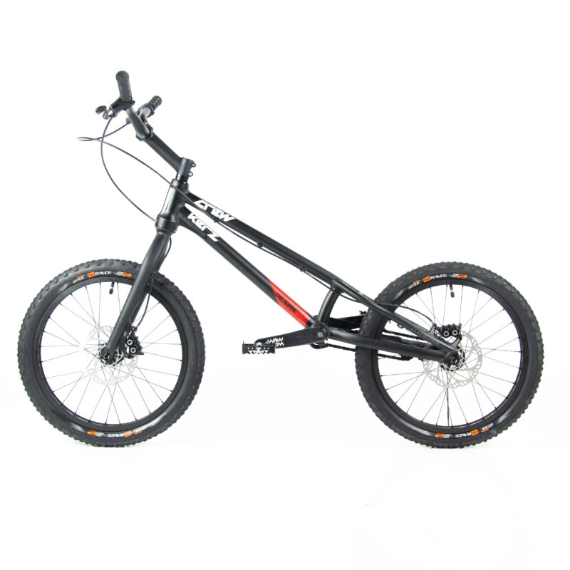 Vélo noir avec cadre robuste et pneus épais.