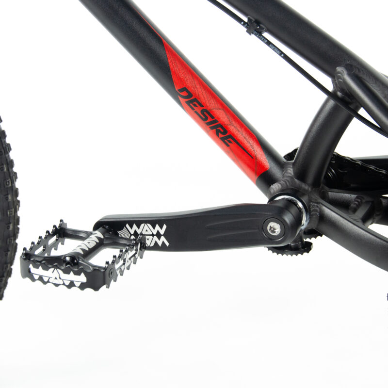 Pédale de vélo noire et rouge Desire.