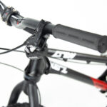 Guidon de vélo avec poignée noire.