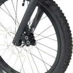 Gros plan roue et frein à disque vélo noir.