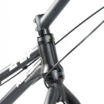 Cadre de vélo noir avec câbles apparents.