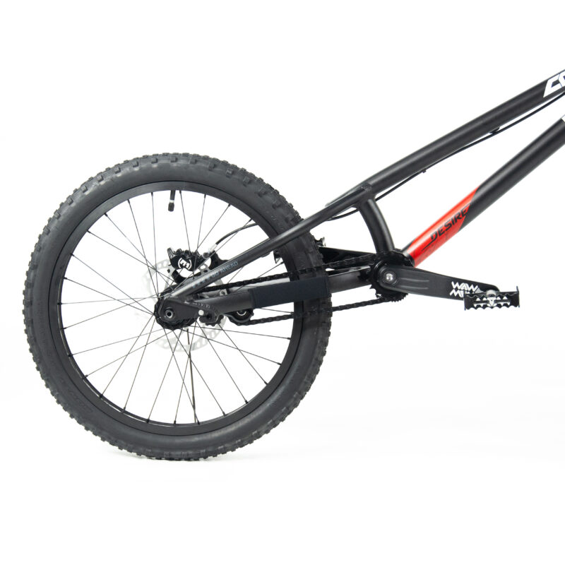 Roue arrière de vélo noir et rouge.