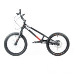 Vélo de trial noir avec frein à disque.