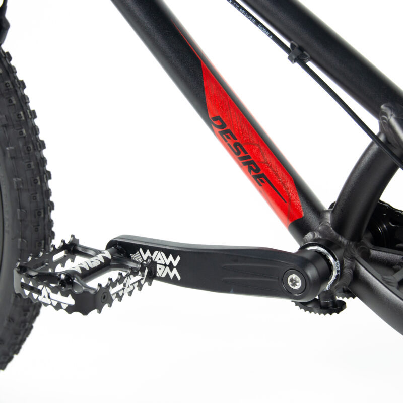 Pédale de vélo avec cadre rouge et noir.