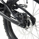 Gros plan sur frein disque vélo tout-terrain.