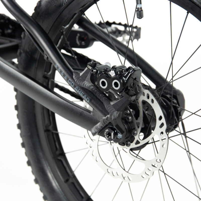 Gros plan sur frein disque vélo tout-terrain.