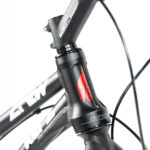 Gros plan cadre de vélo noir et rouge.