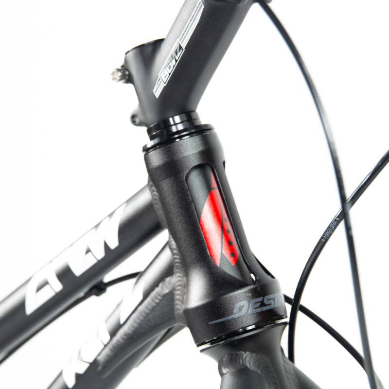 Gros plan cadre de vélo noir et rouge.