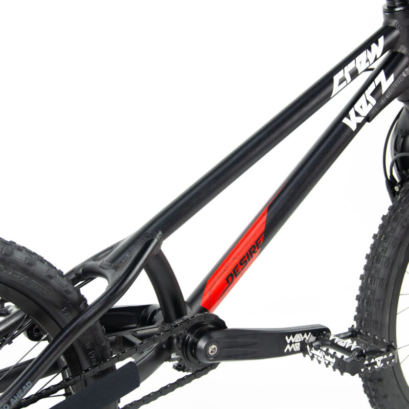 Cadre de vélo noir et rouge avec pédales.