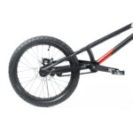 Roue arrière de vélo avec freins à disque.