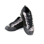 Chaussures noires et grises avec lacets noirs.