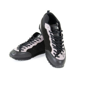 Chaussures noires et grises avec lacets noirs.