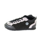 Chaussure de sport noire et grise.