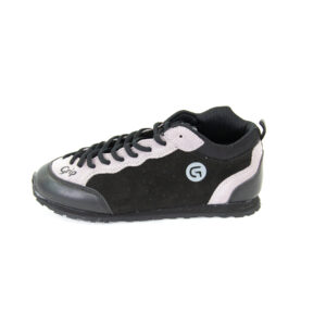 Chaussure de sport noire et grise.