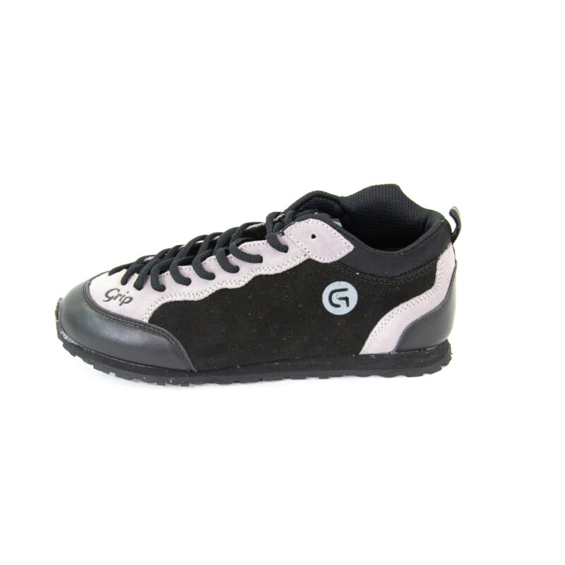 Chaussure de sport noire et grise.