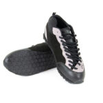 Chaussures noires et grises sur fond blanc.