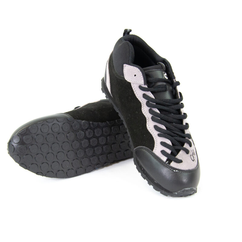 Chaussures noires et grises sur fond blanc.